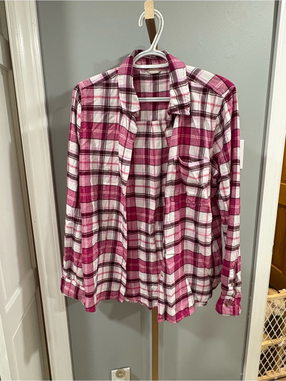 Aeropostale Pink and White Plaid Button-Up Shirt